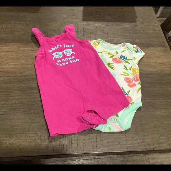 Carter’s Onesie Set - Picture 1 of 1